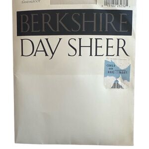 NWT Berkshire Day Sheer Hosiery | Ivory | Vintage | Sandalfoot | Size 3X-4X